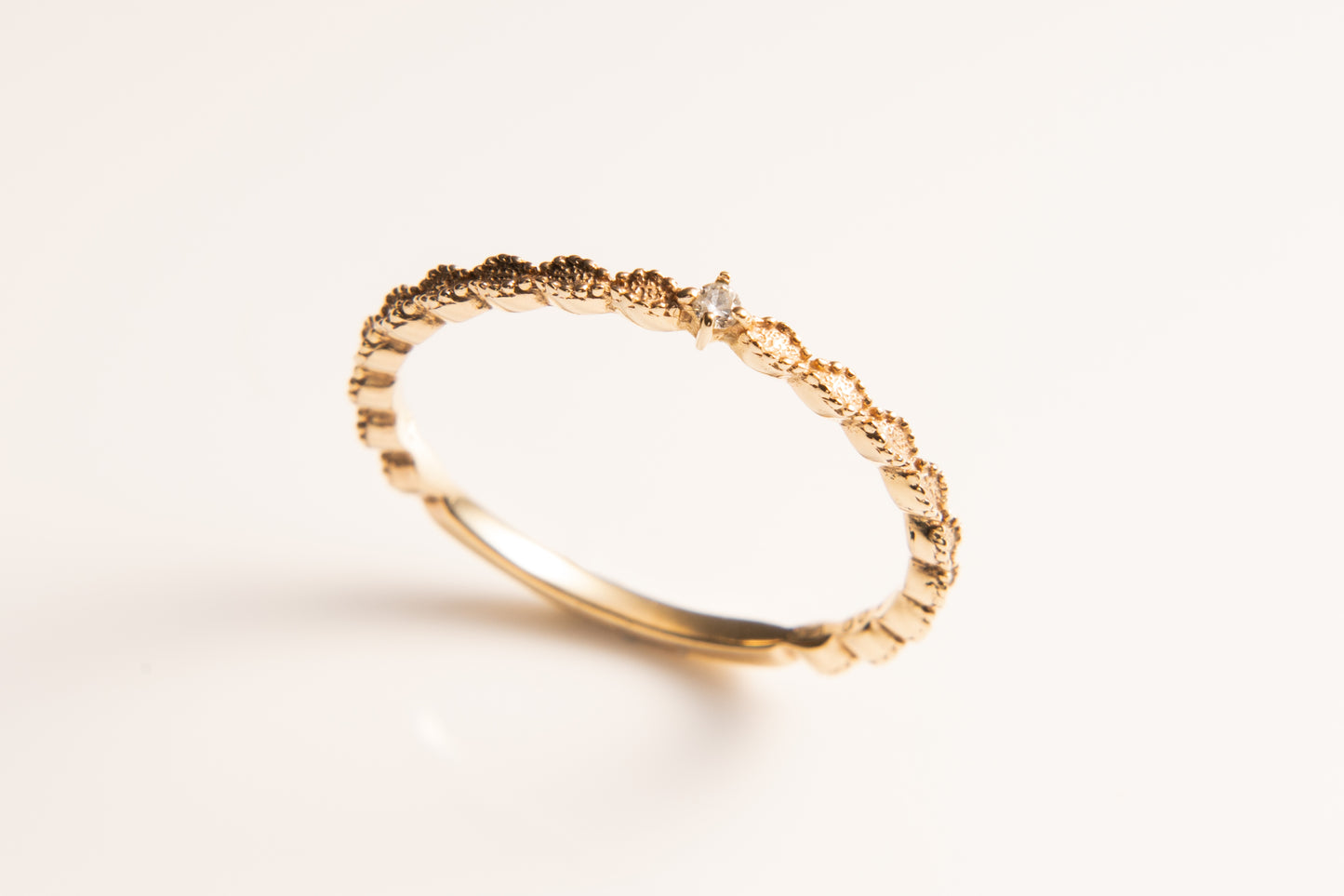 サマーミスト、夏の朝の霧と光を映す優雅な指輪