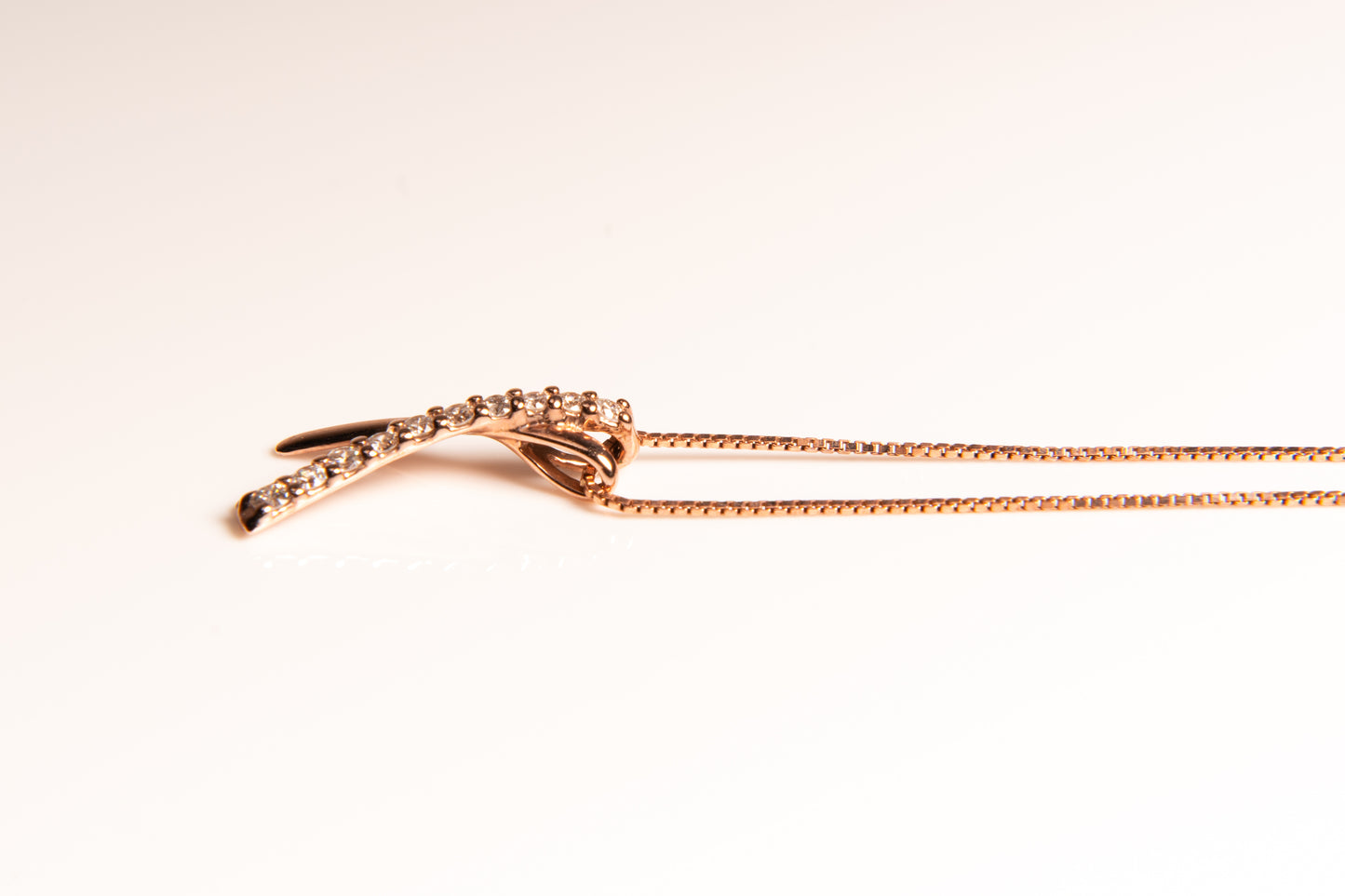 ビューティ・ストーン、エレガントに寄り添うペンダントネックレス。