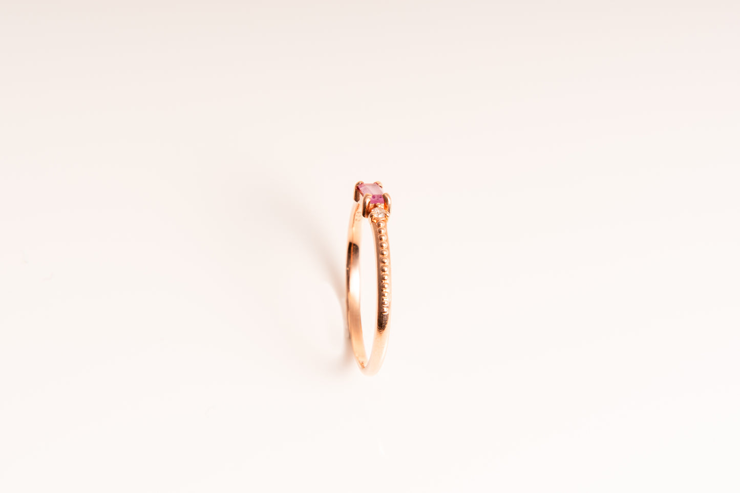 桜の宝石、新たな一歩を象徴するピンクの宝石