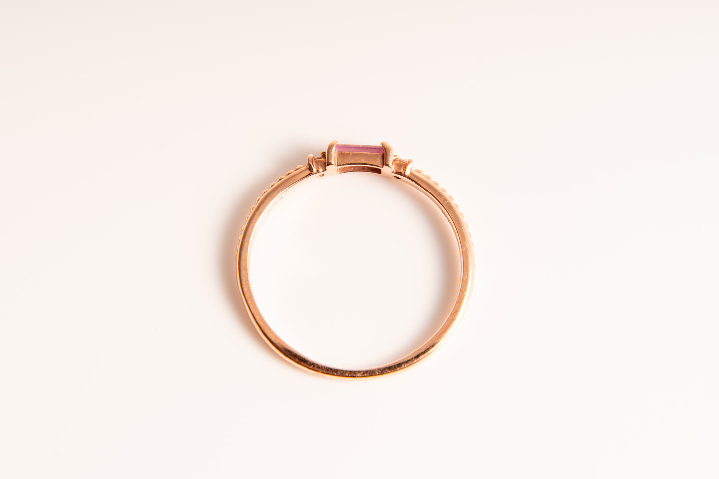 桜の宝石、儚くも美しい桜の輝きを指先に