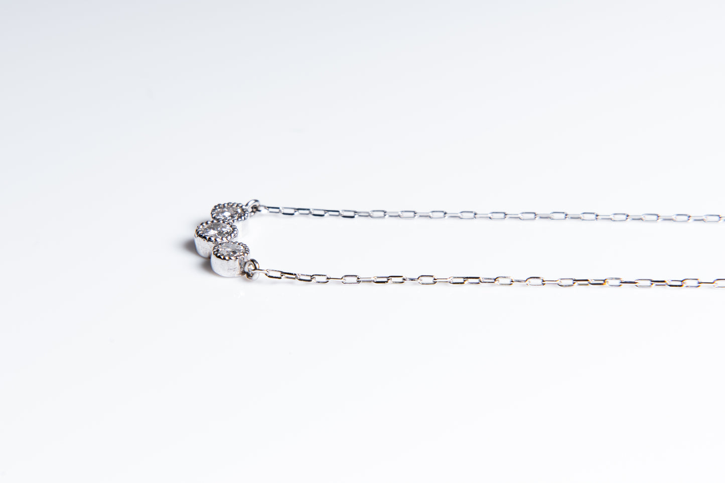 ルミナスグレース、自信と品格を纏うネックレス