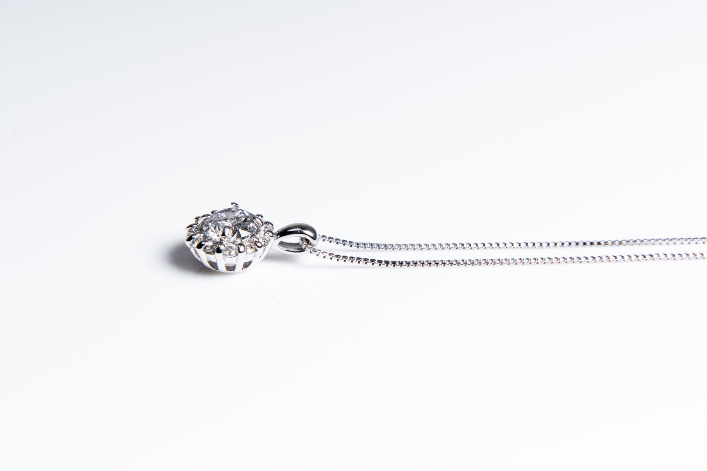 フォスフォライト、洗練された女性のための一品。