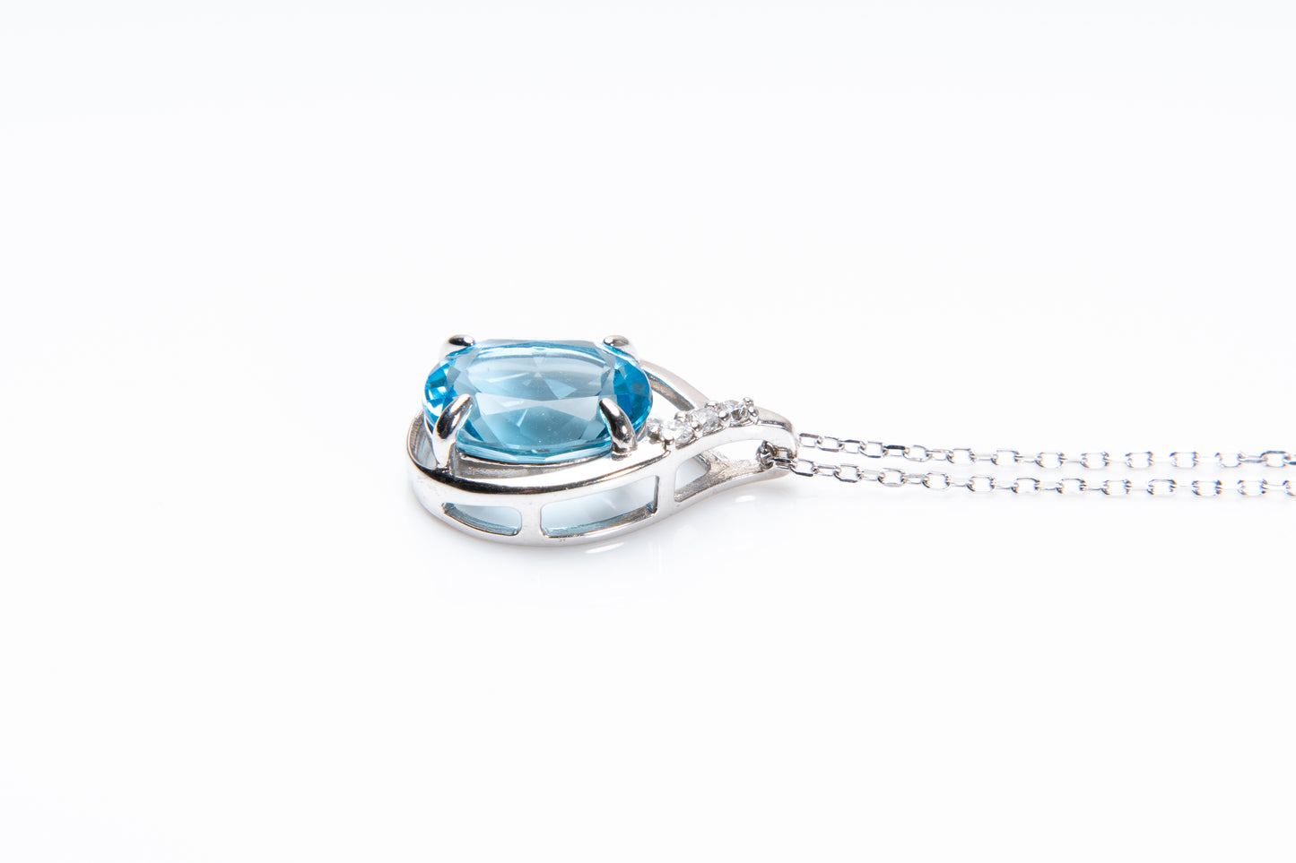 ウインタービーナス、「ウインタービーナス」—冬に輝く女神のように。