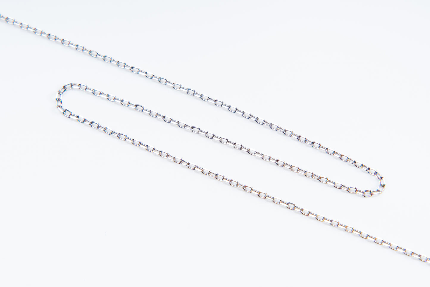 ウインタービーナス、40cmのペンダントネックレスで上品に演出。