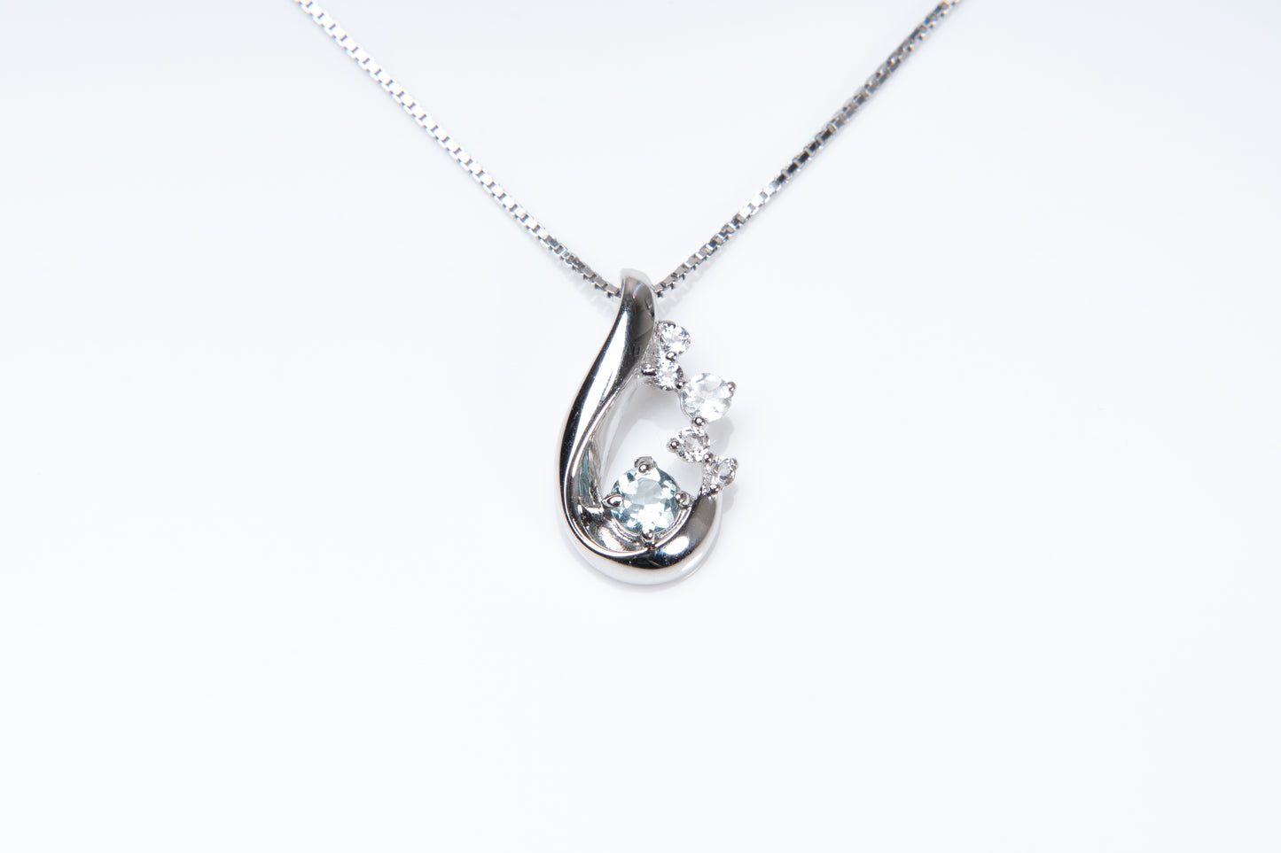 カカレット、アクアマリン×ホワイトサファイヤの優しい煌めき。