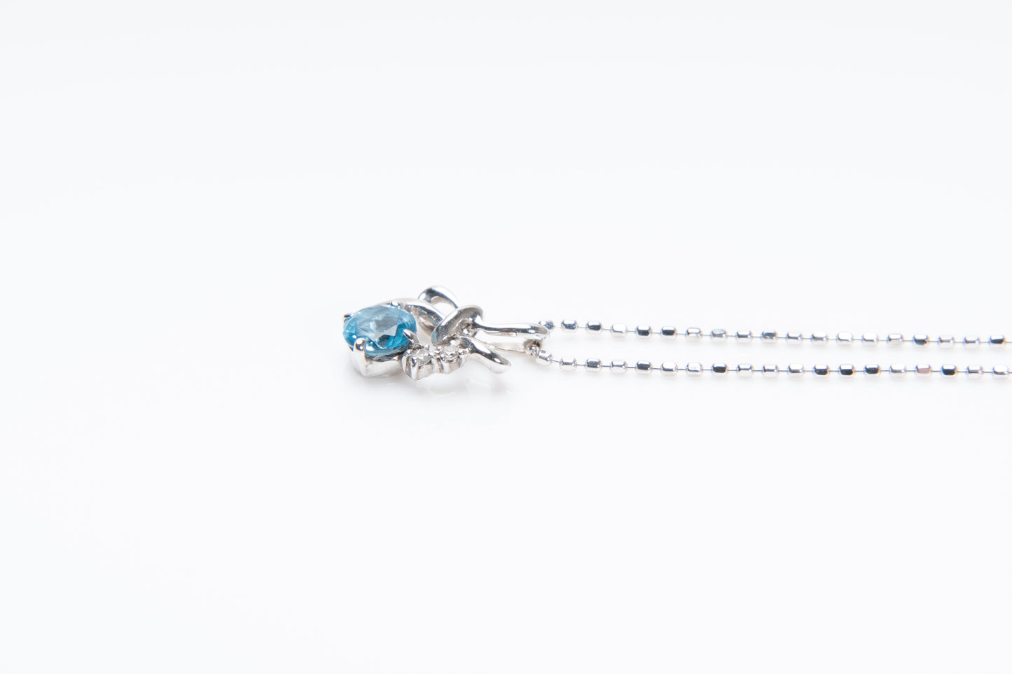 星屑の涙、「星屑の涙」—天使の純粋な心が宿る一粒の涙。