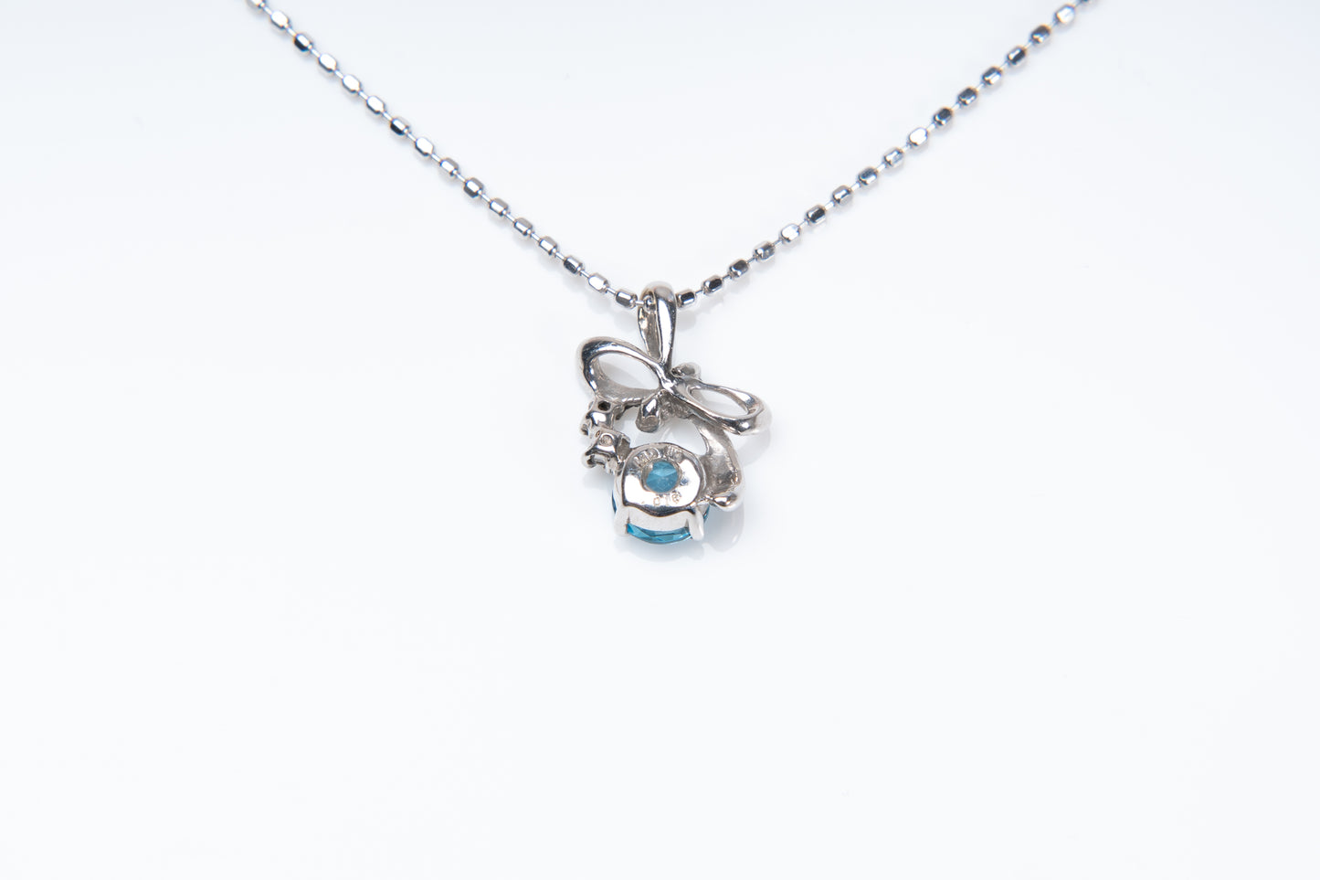 星屑の涙、K10WGの優雅な輝きが心を包み込む。