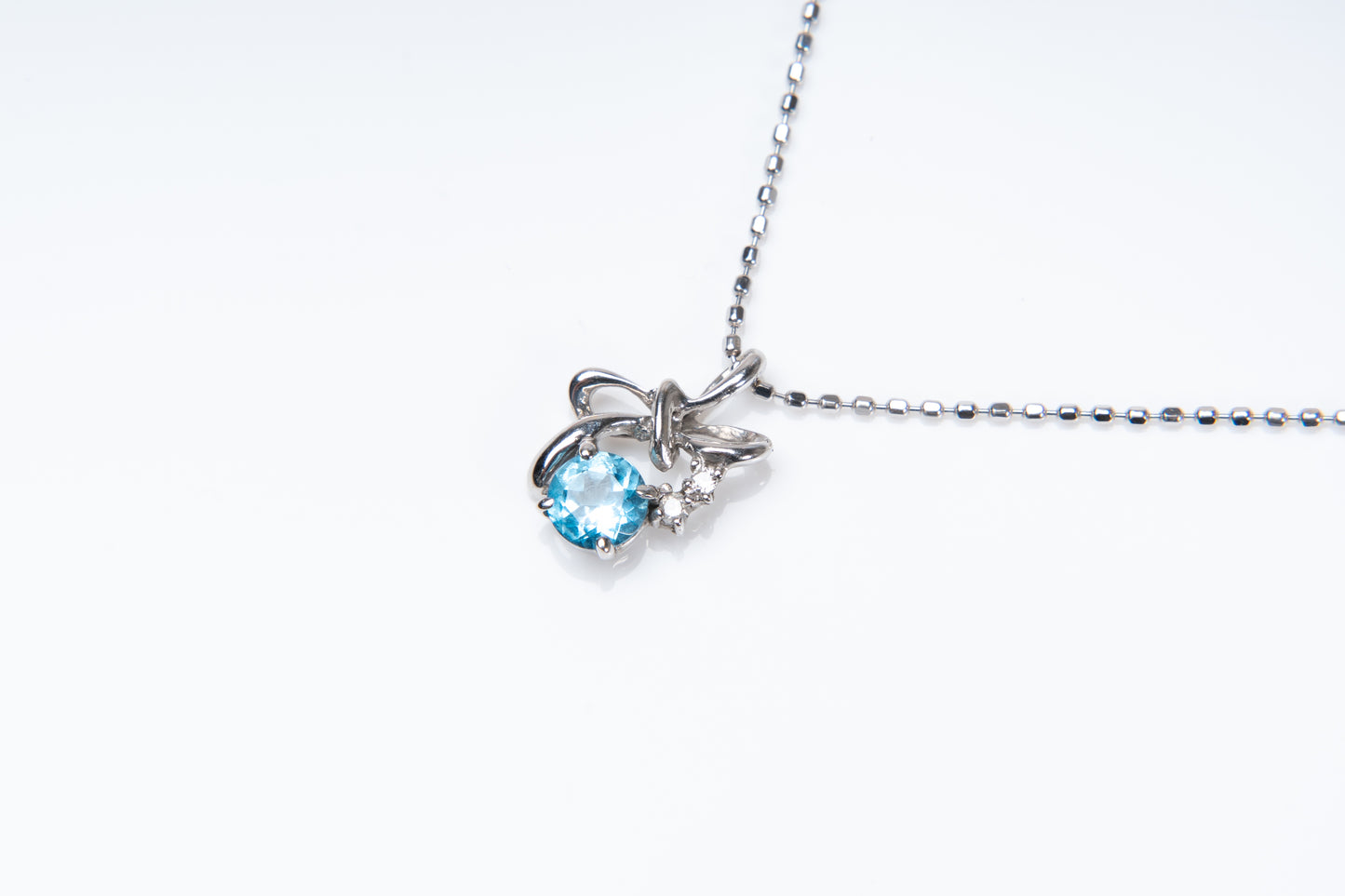 星屑の涙、40cmペンダントネックレスで繊細な美しさを演出。