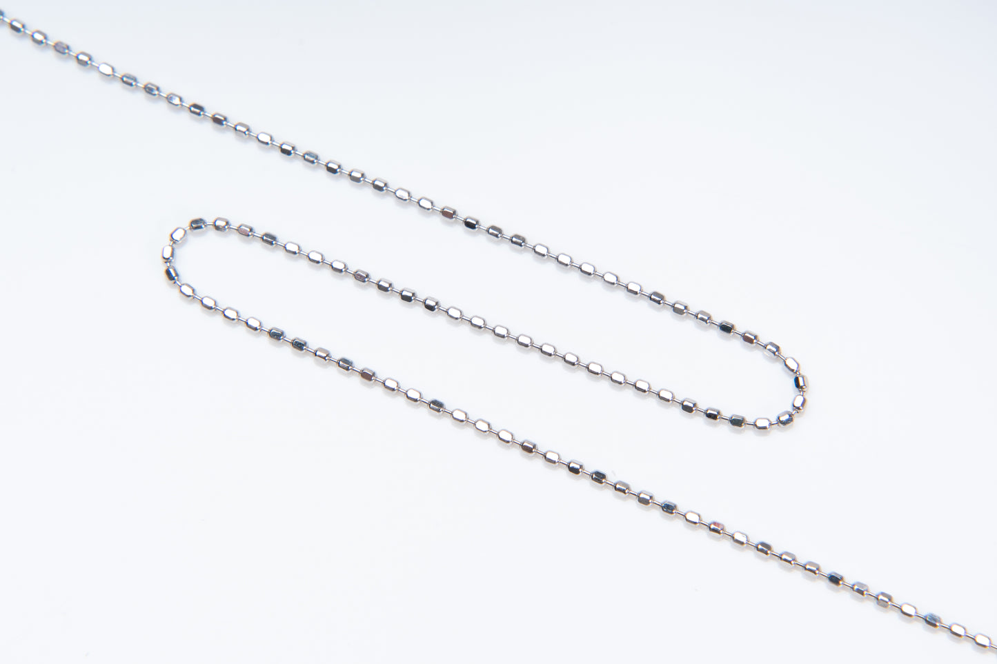 星屑の涙、悲しみを抱える人へ、無限の愛と希望を届けるジュエリー。