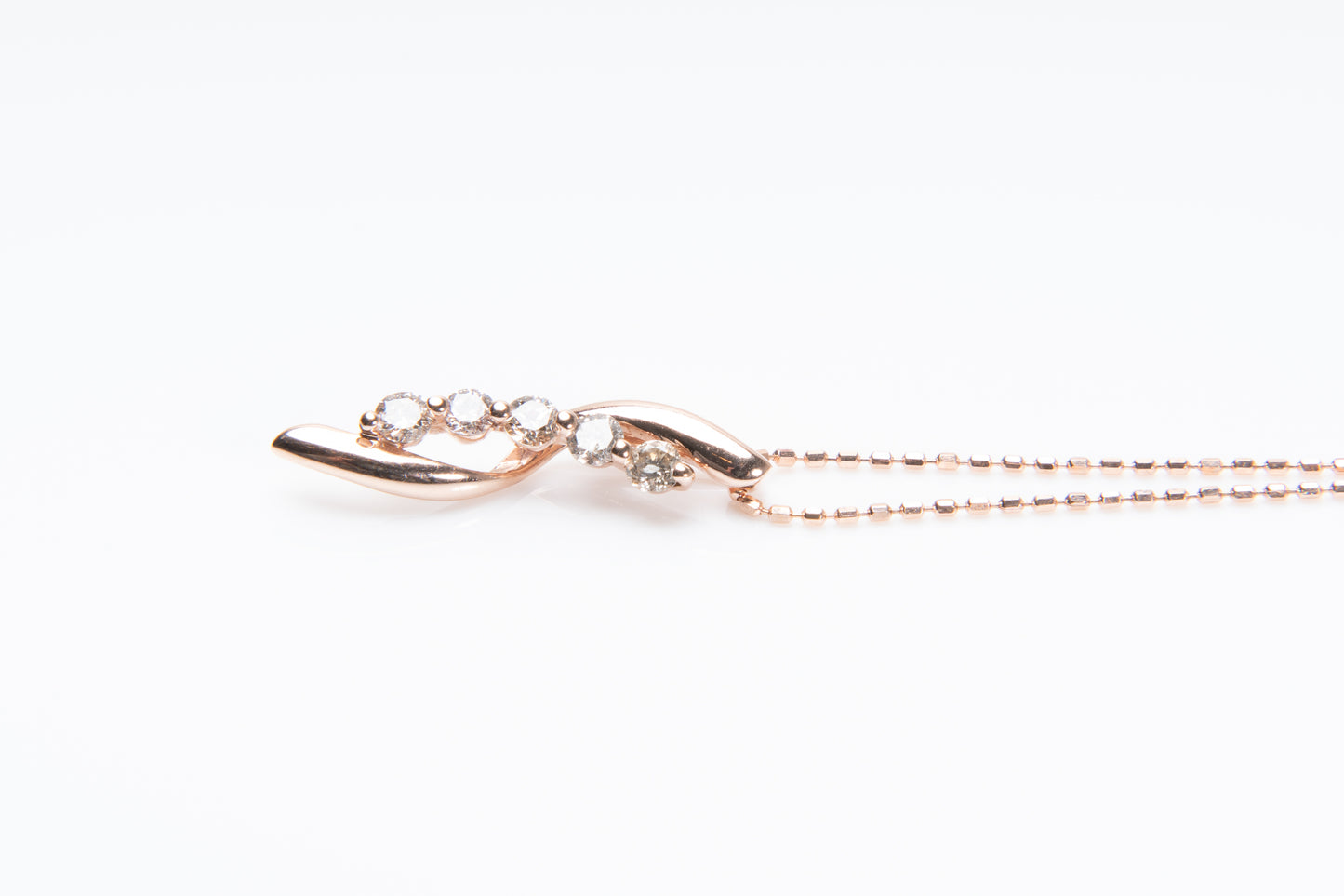 エトワールローズ、星と薔薇が輝くロマンチックな宝石