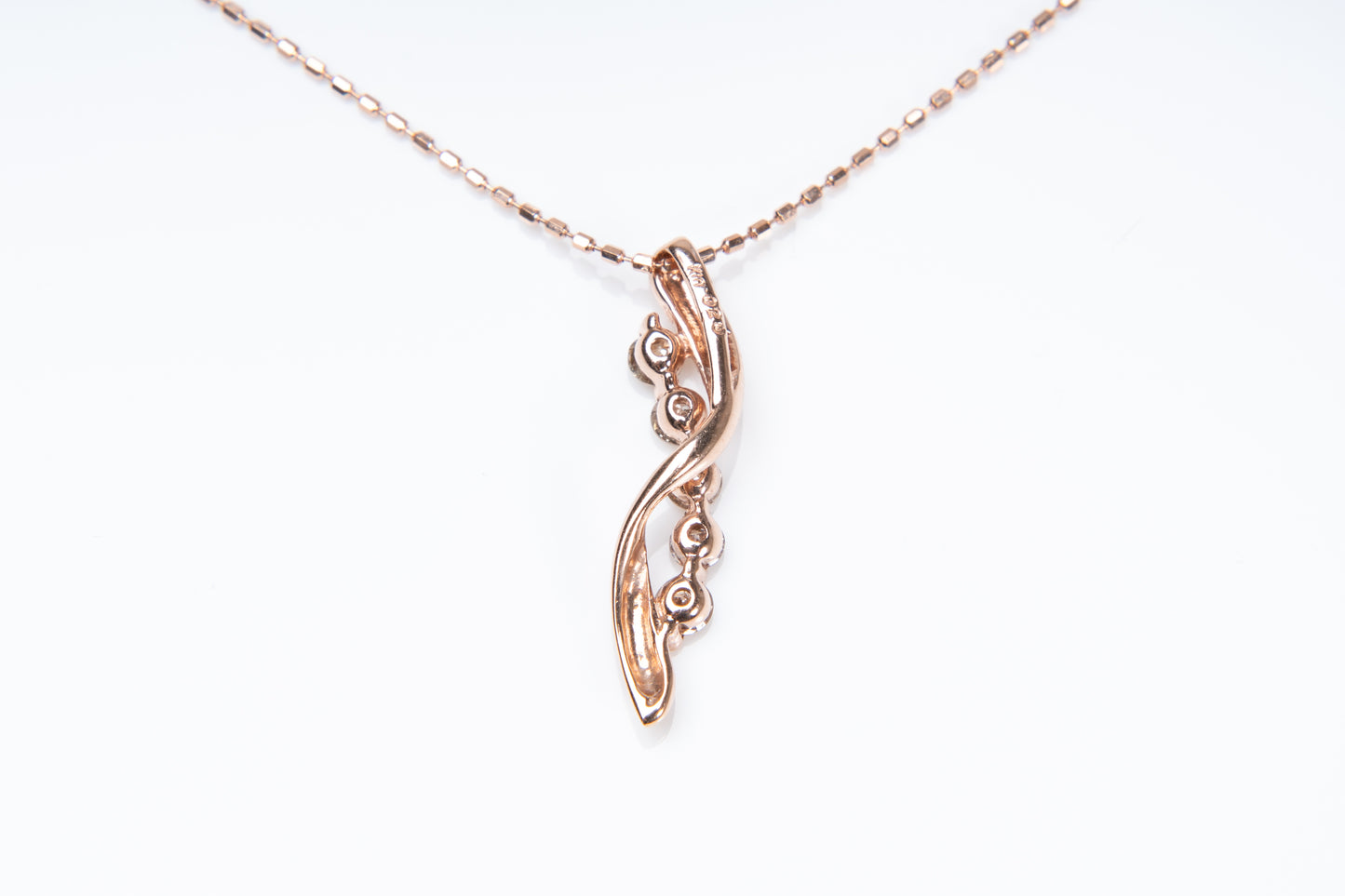 エトワールローズ、ダイヤモンドが放つ夢のような輝き