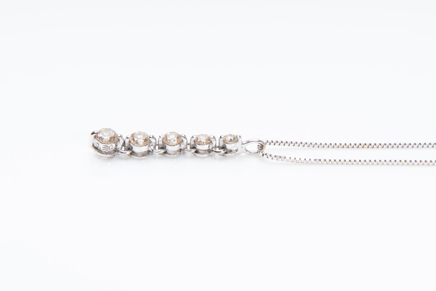 セルナ(Serna)、穏やかで優雅な輝きを放つ