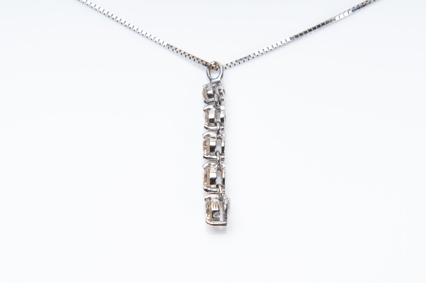 セルナ(Serna)、シンプルで洗練されたデザイン