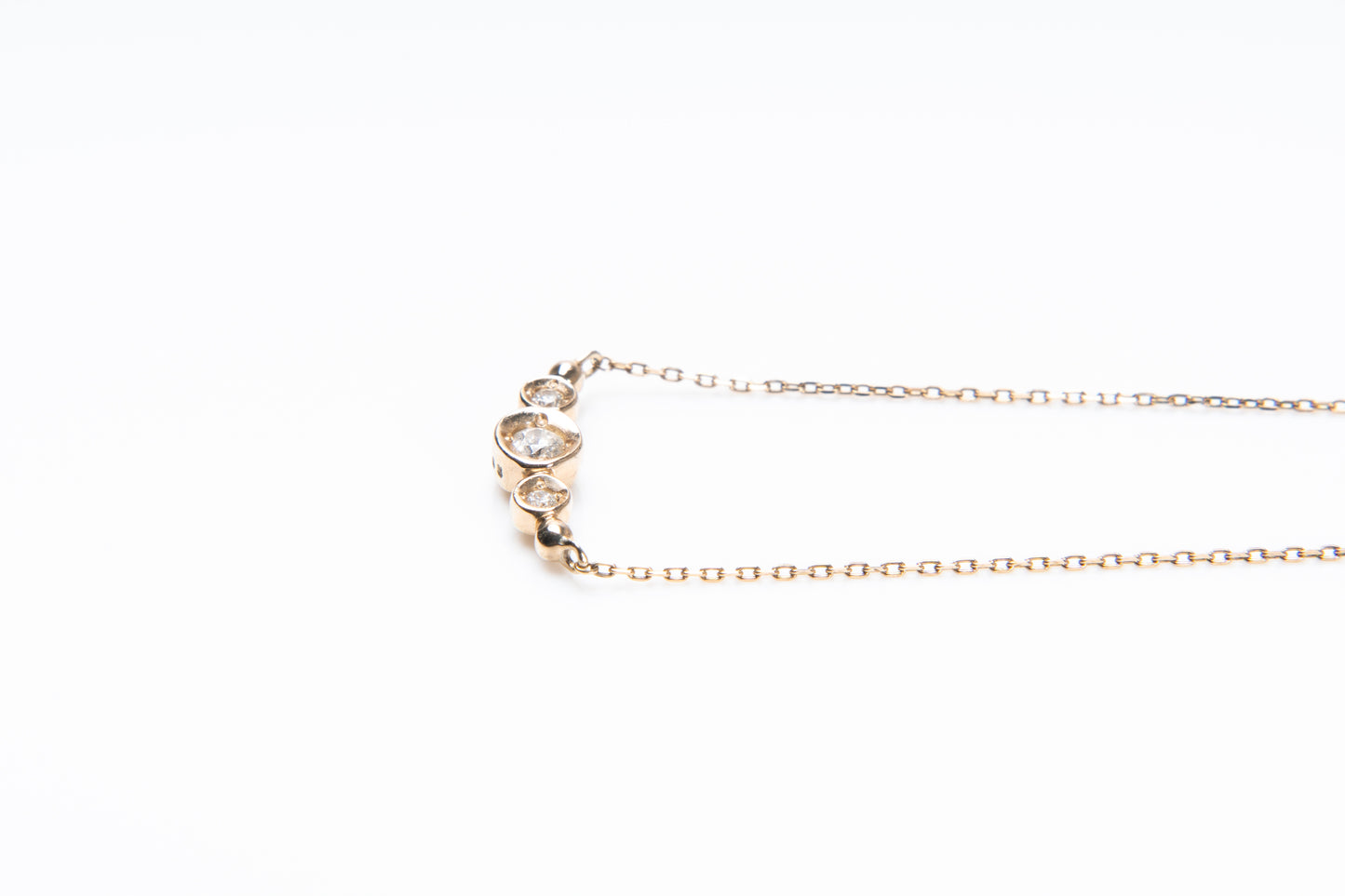 「麗良」(うらら)、春の日差しのような優しい輝き