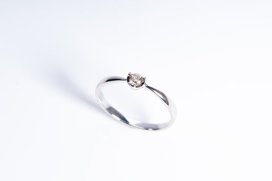 アクアマリン、永遠の輝きを宿す特別な宝石