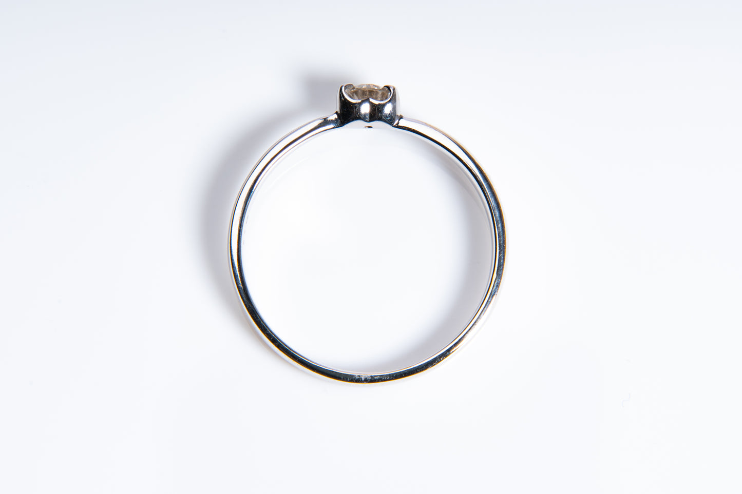 アクアマリン、優雅に煌めく淡い虹色の輝き