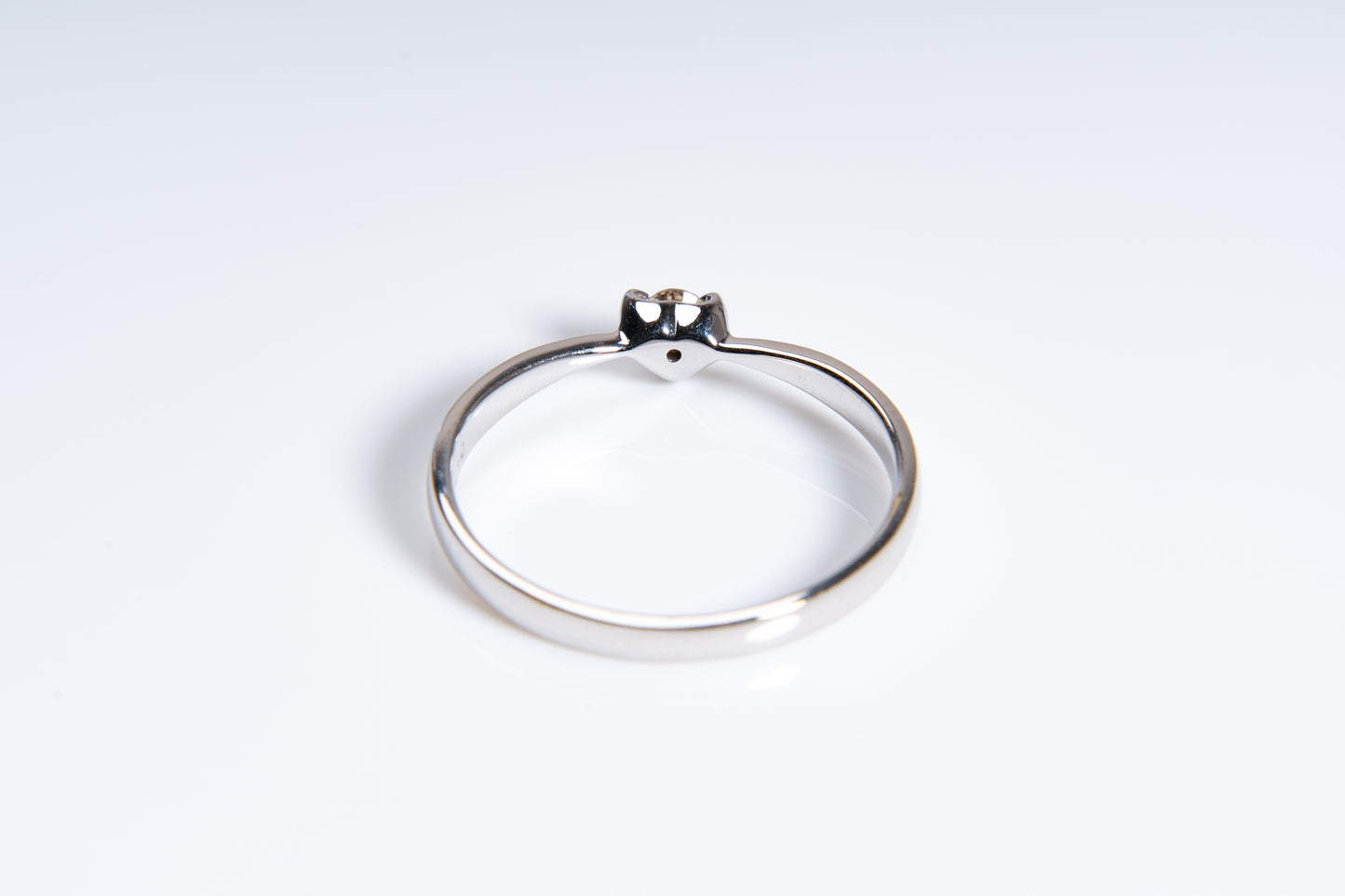 アクアマリン、星降る夜を思わせる幻想的なデザイン