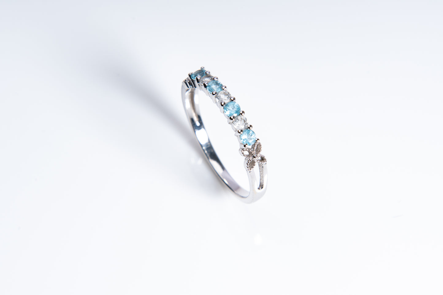 エターナルスノー、氷のように澄んだブルートパーズ