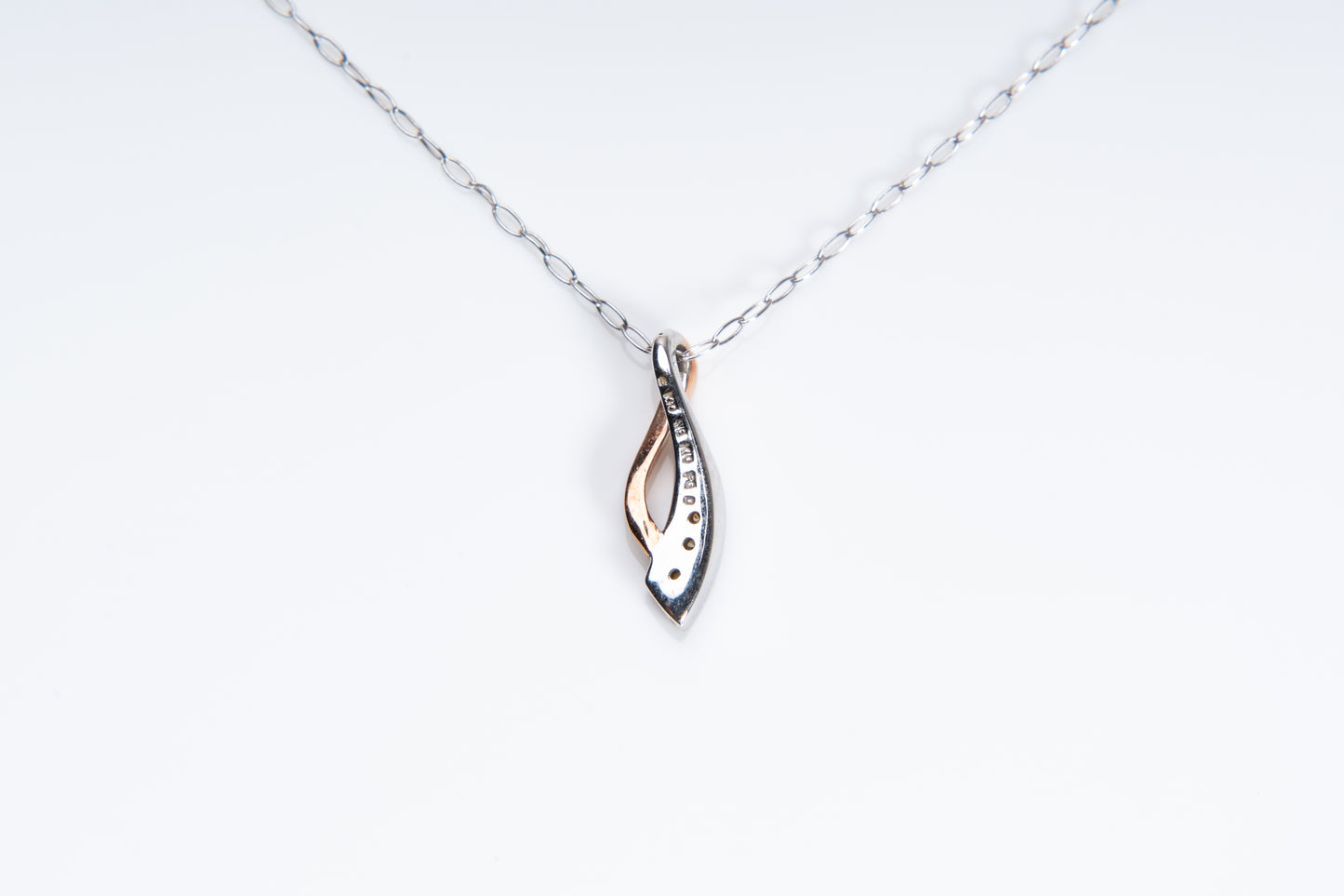 エターナル・ウィスパー、永遠の愛を象徴するロマンチックなデザイン