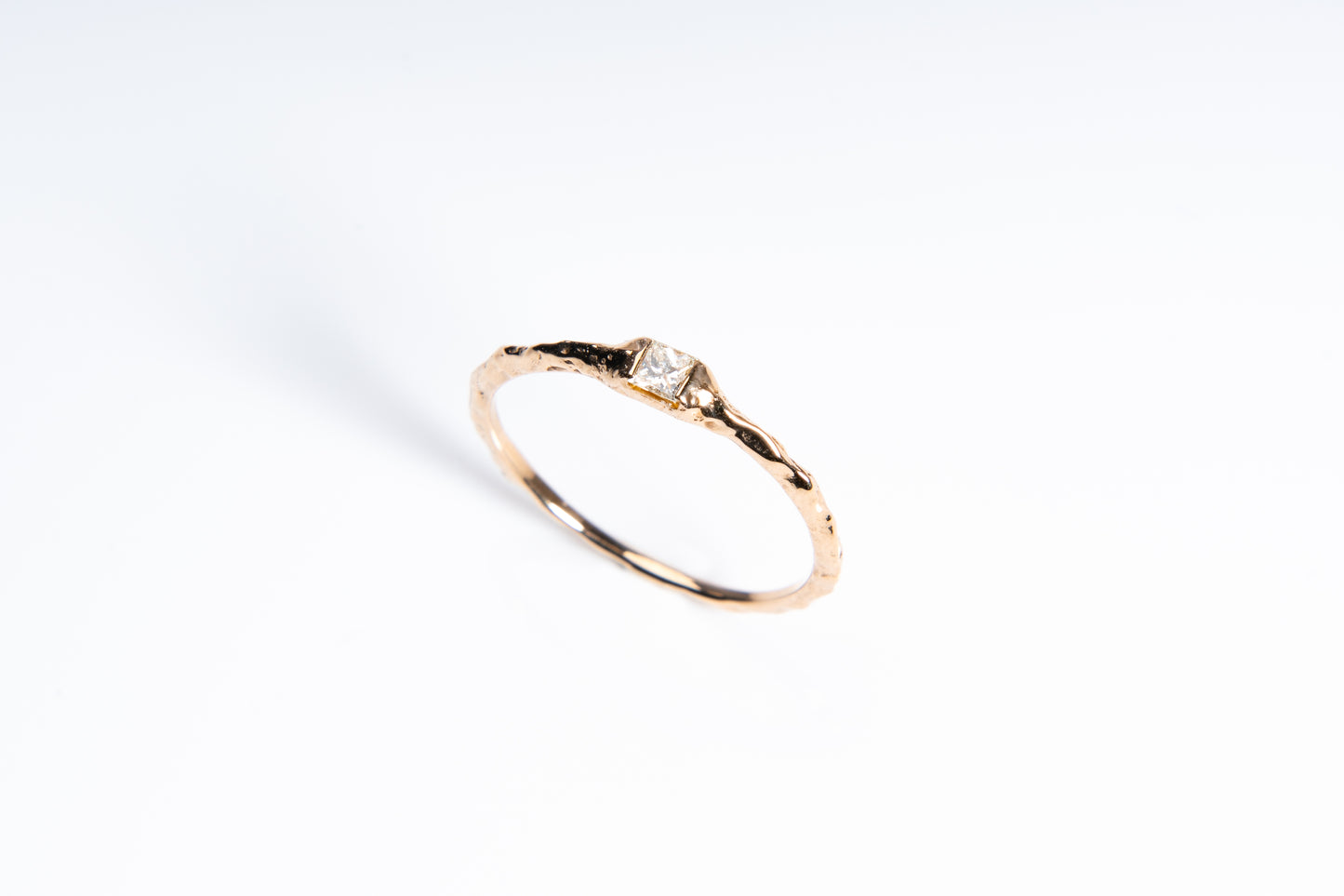 夜空の涙、流れ星の涙をイメージした輝き