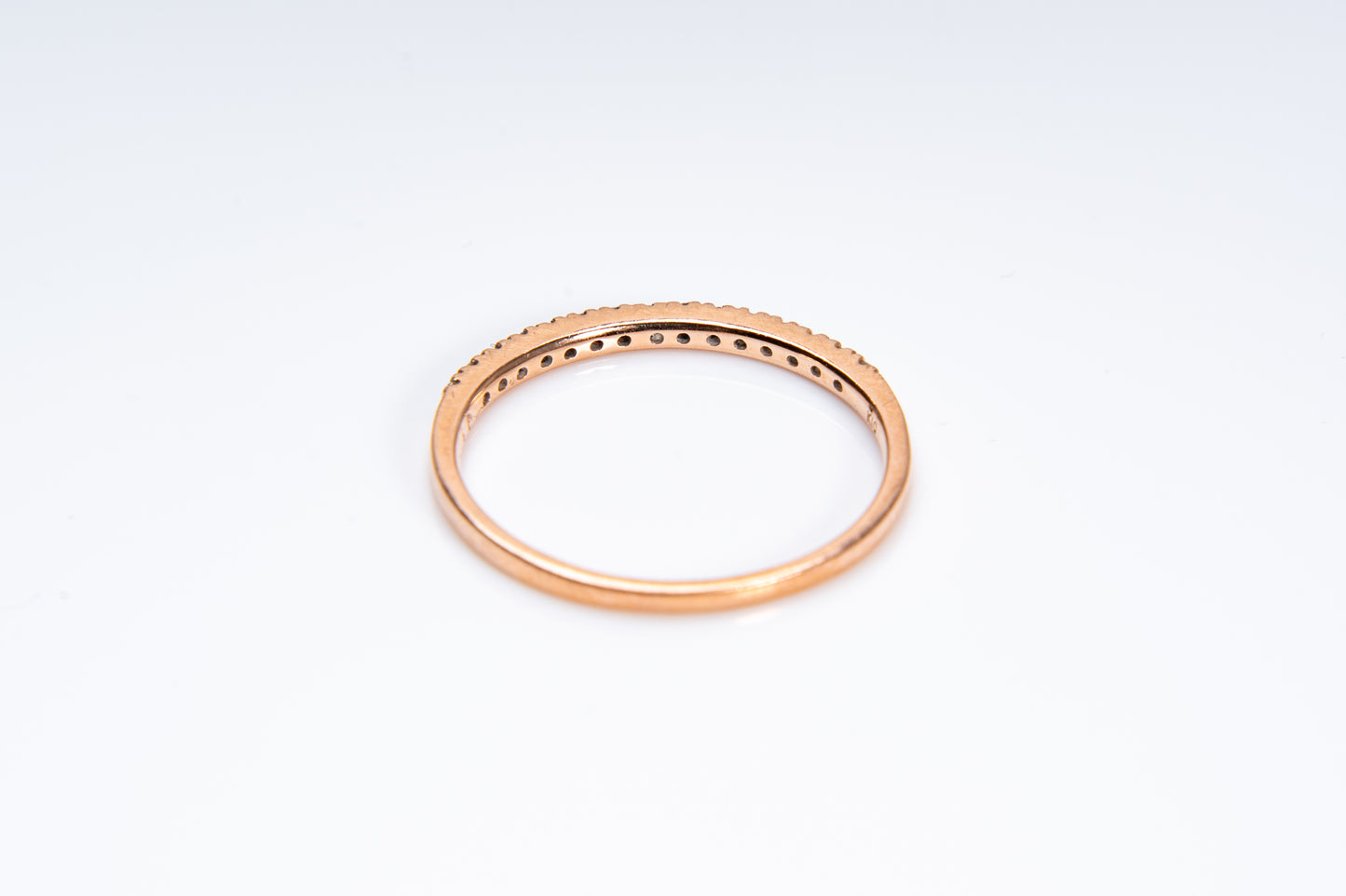 ラブフォーシーズン、一年中つけたくなる洗練されたデザイン