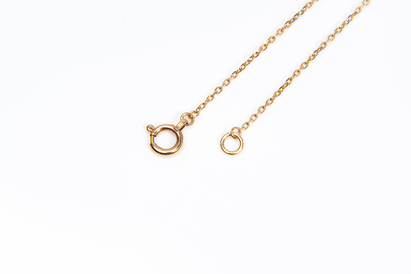 ラビットローズ、情熱的な赤が女性の魅力を引き立てる