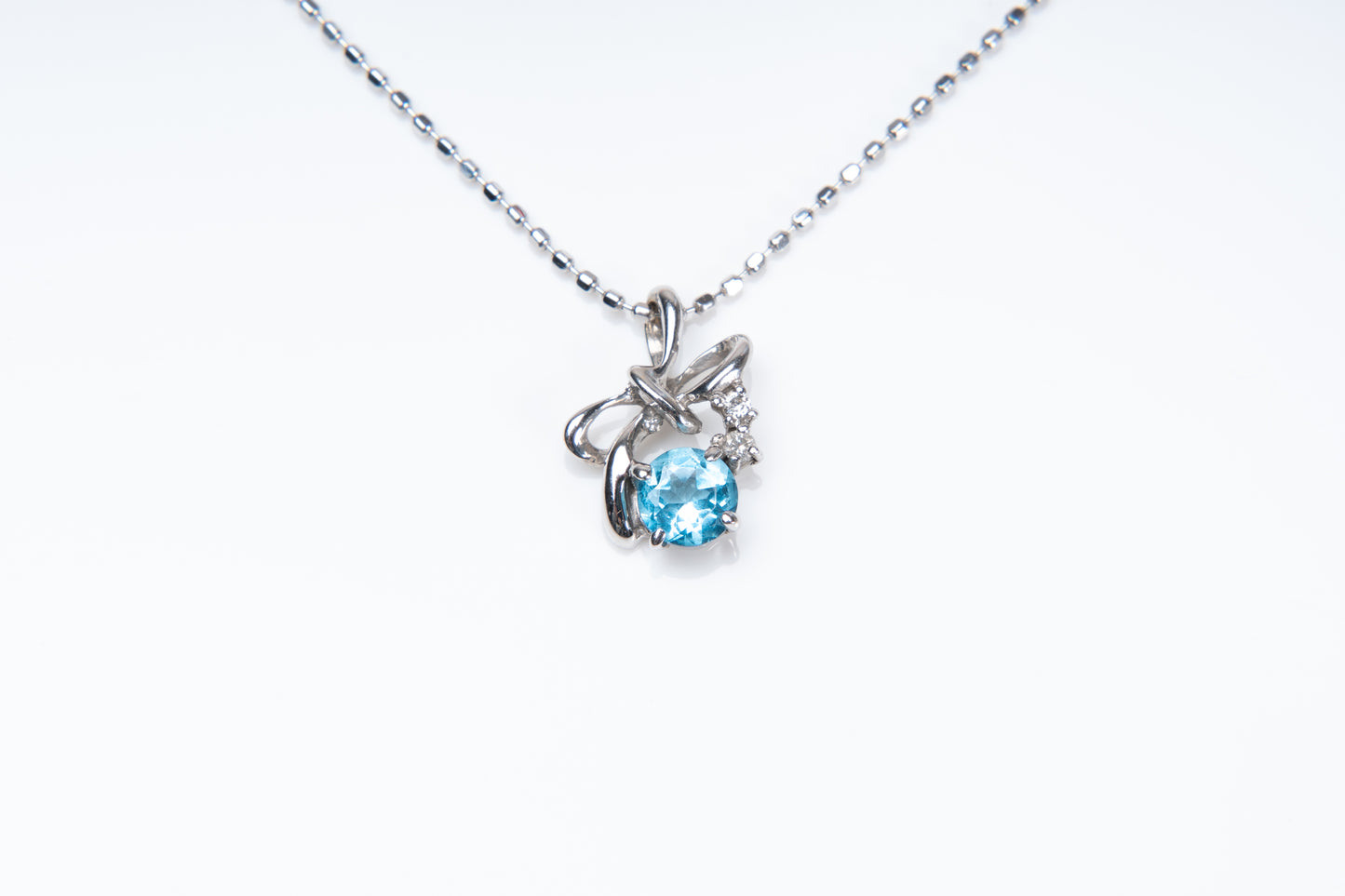 星屑の涙、ブルートパーズ（0.16ct）が夜空に輝く希望の光を表現。