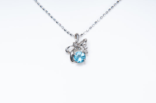 星屑の涙、ブルートパーズ（0.16ct）が夜空に輝く希望の光を表現。