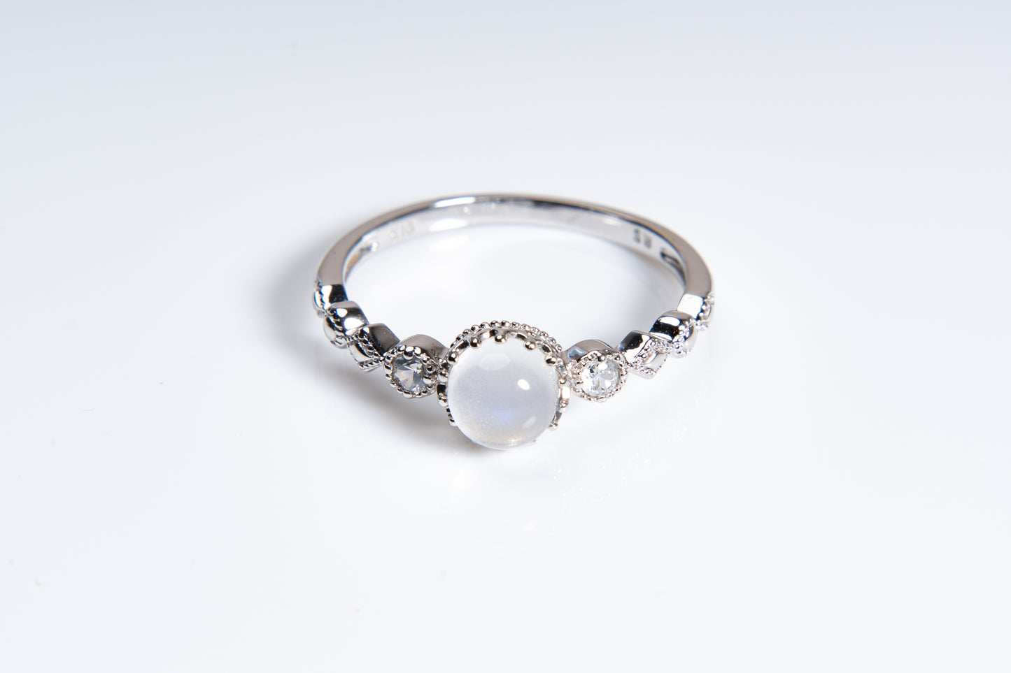 healing　jewel、K10WGの上品で優雅な仕上がり