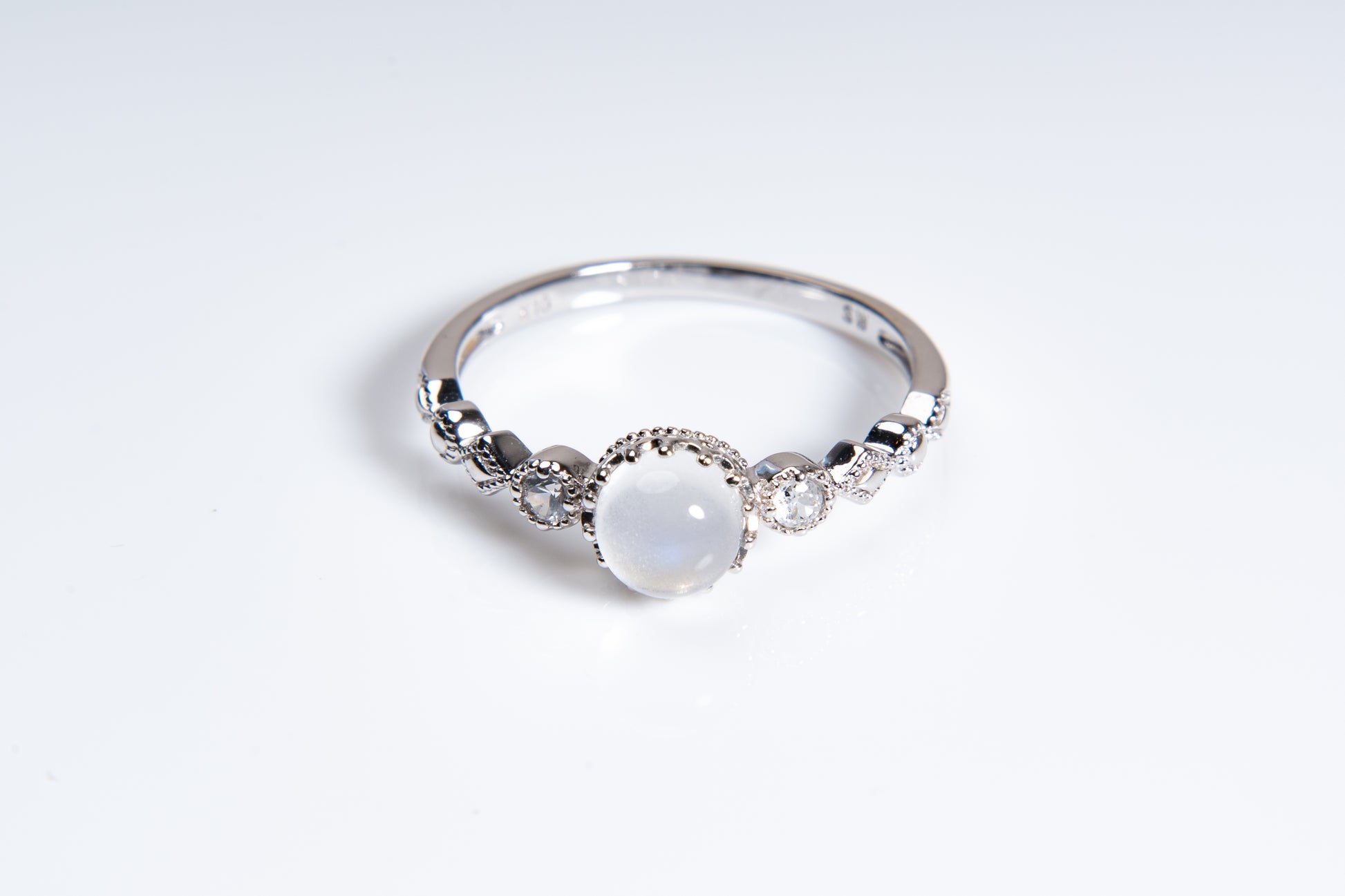 healing　jewel、K10WGの上品で優雅な仕上がり